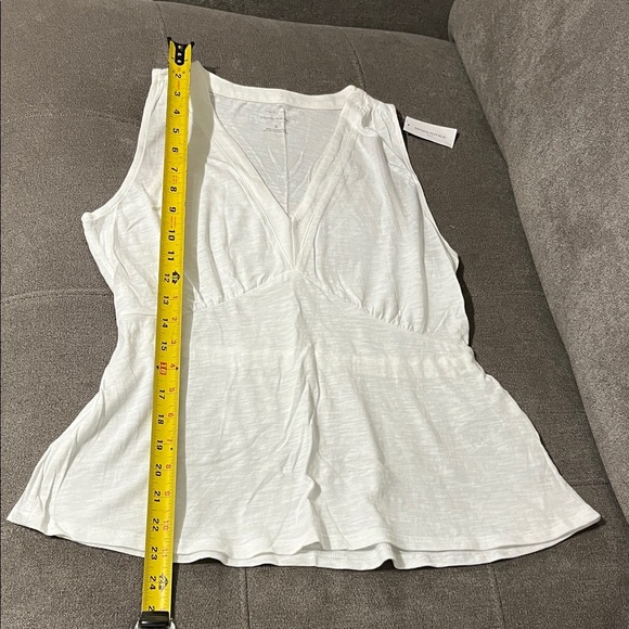 Banana Republic White Sleeveless V-Neck Top - Picture 4 of 8
